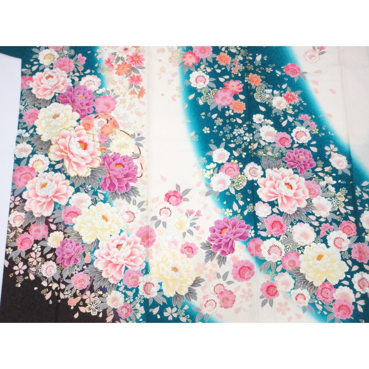 振袖　銀通しボカシ染　友禅金彩加工　刺繍入り