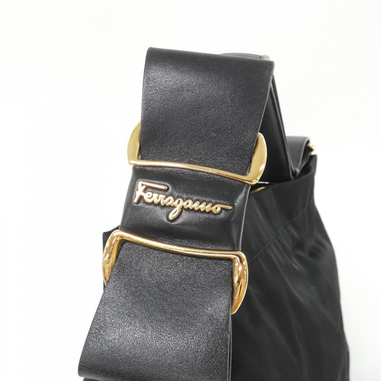 サルヴァトーレフェラガモ 21 D337 ショルダーバッグ