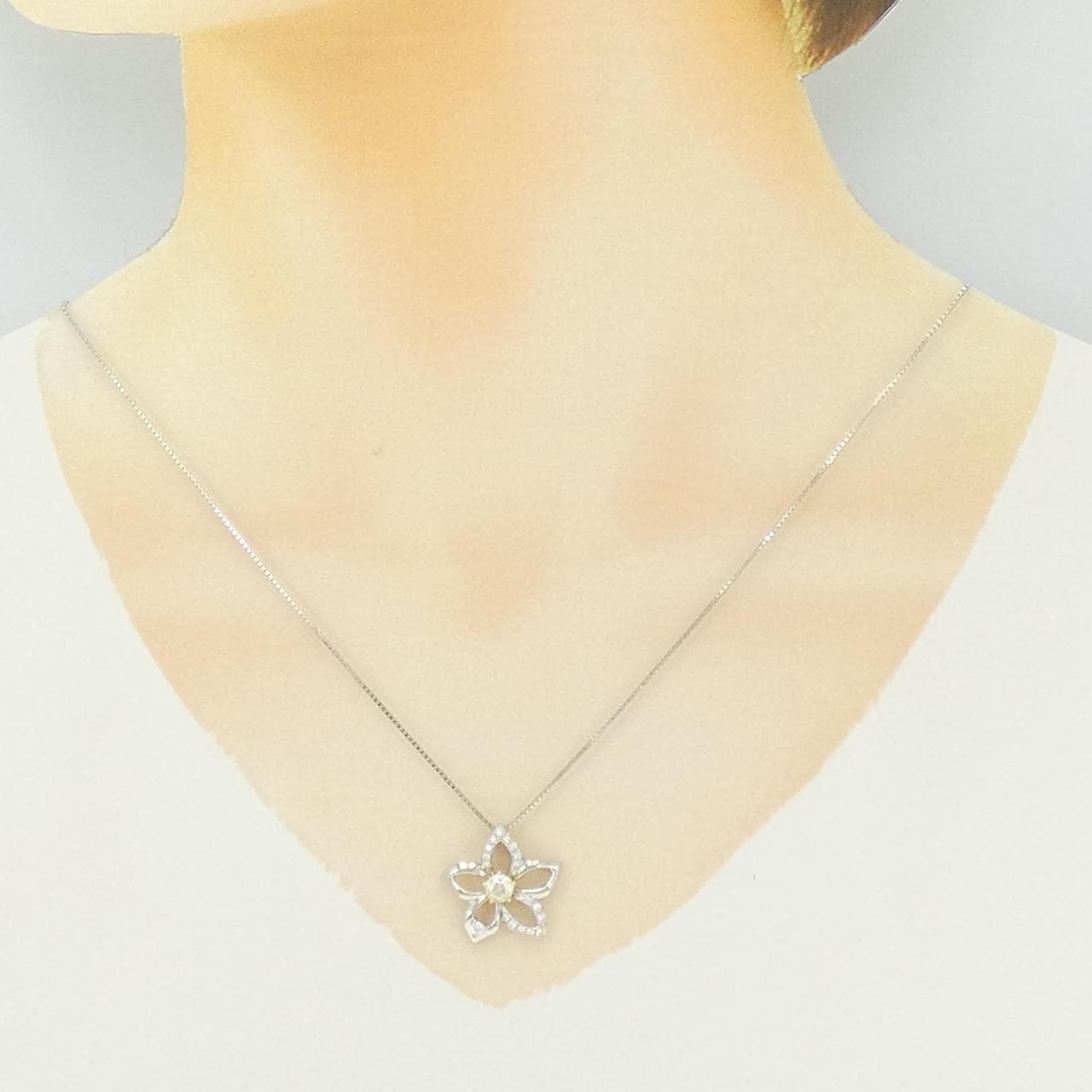 PT900/K18YG/PT850 フラワー ダイヤモンド ネックレス 0.324CT