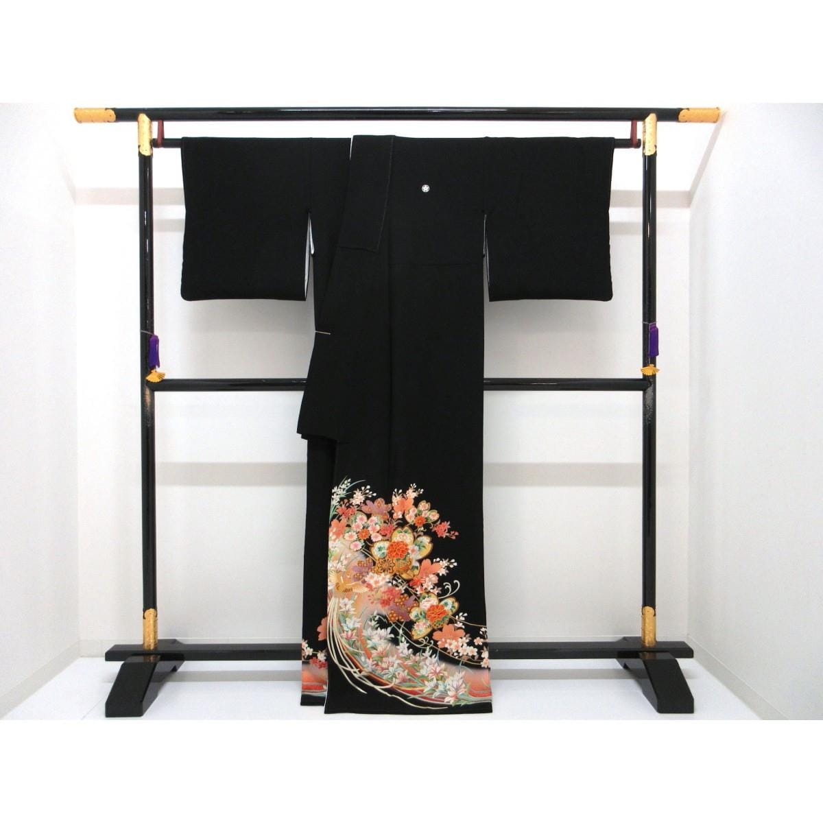 留袖　友禅金彩加工　刺繍入り　丸に桔梗　身幅２Ｌ寸