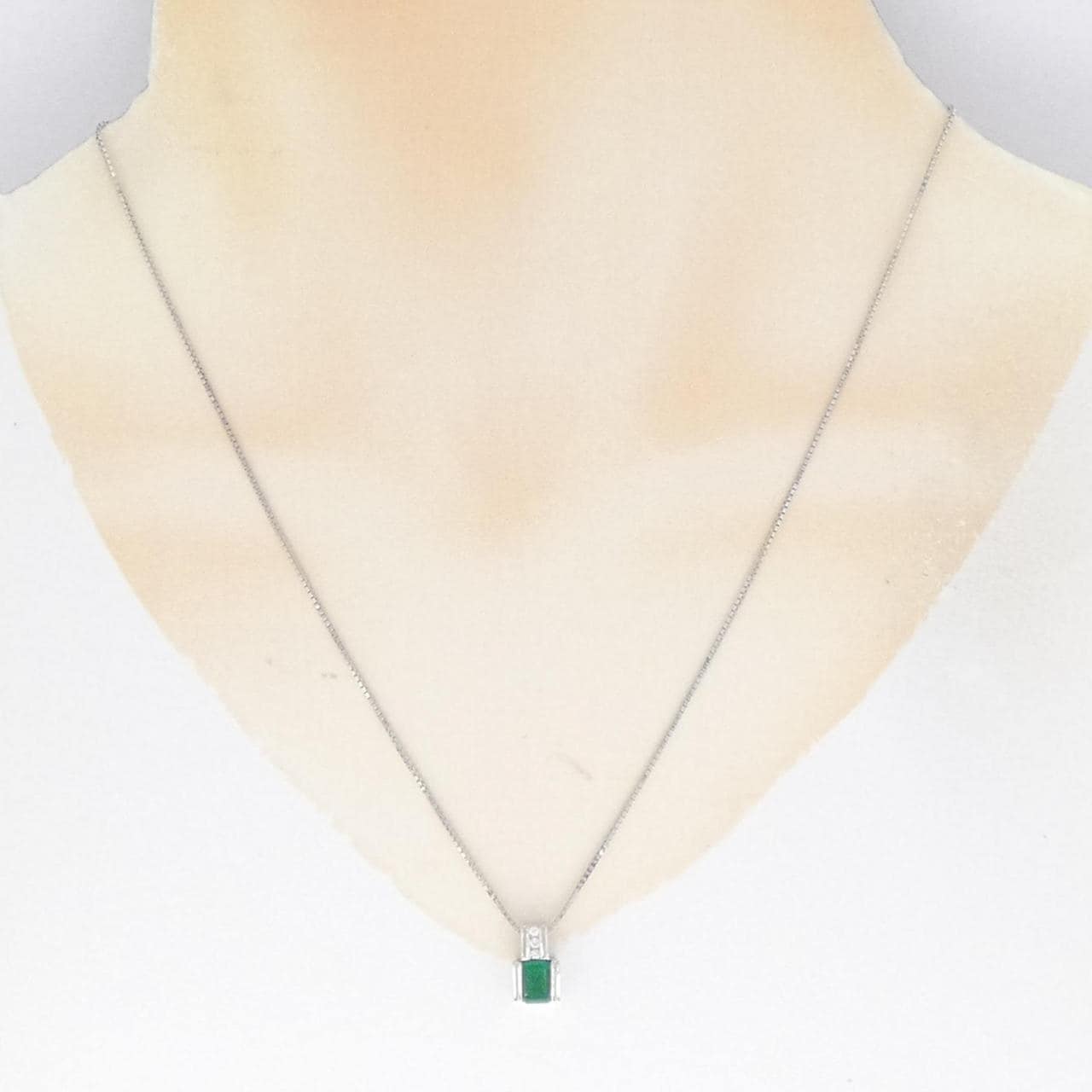 K18WG emerald necklace 0.636CT