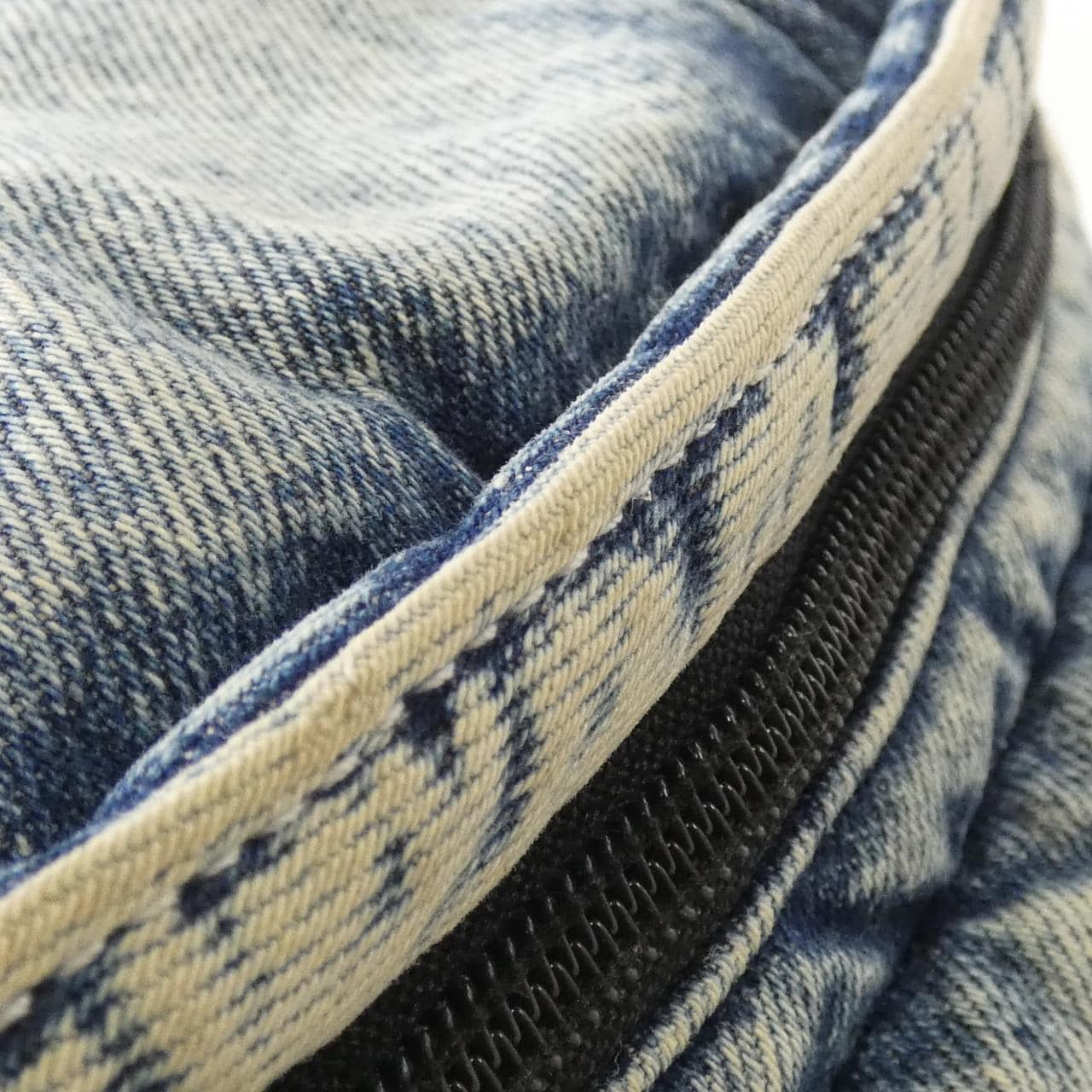 バレンシアガ エクスプローラー ベルトパック 755803 2AAHB ウエストバッグ