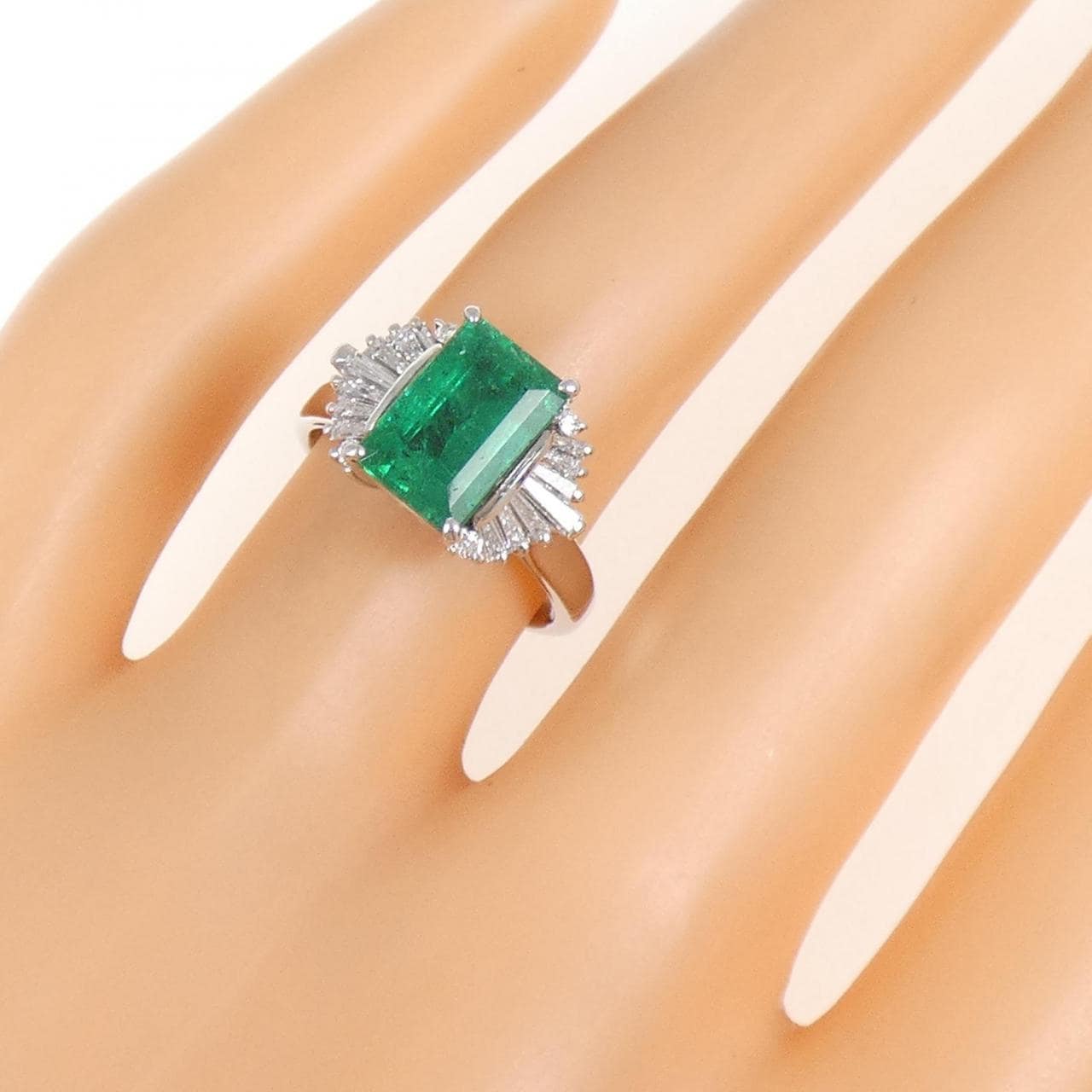 PT900 エメラルド リング 1.75CT