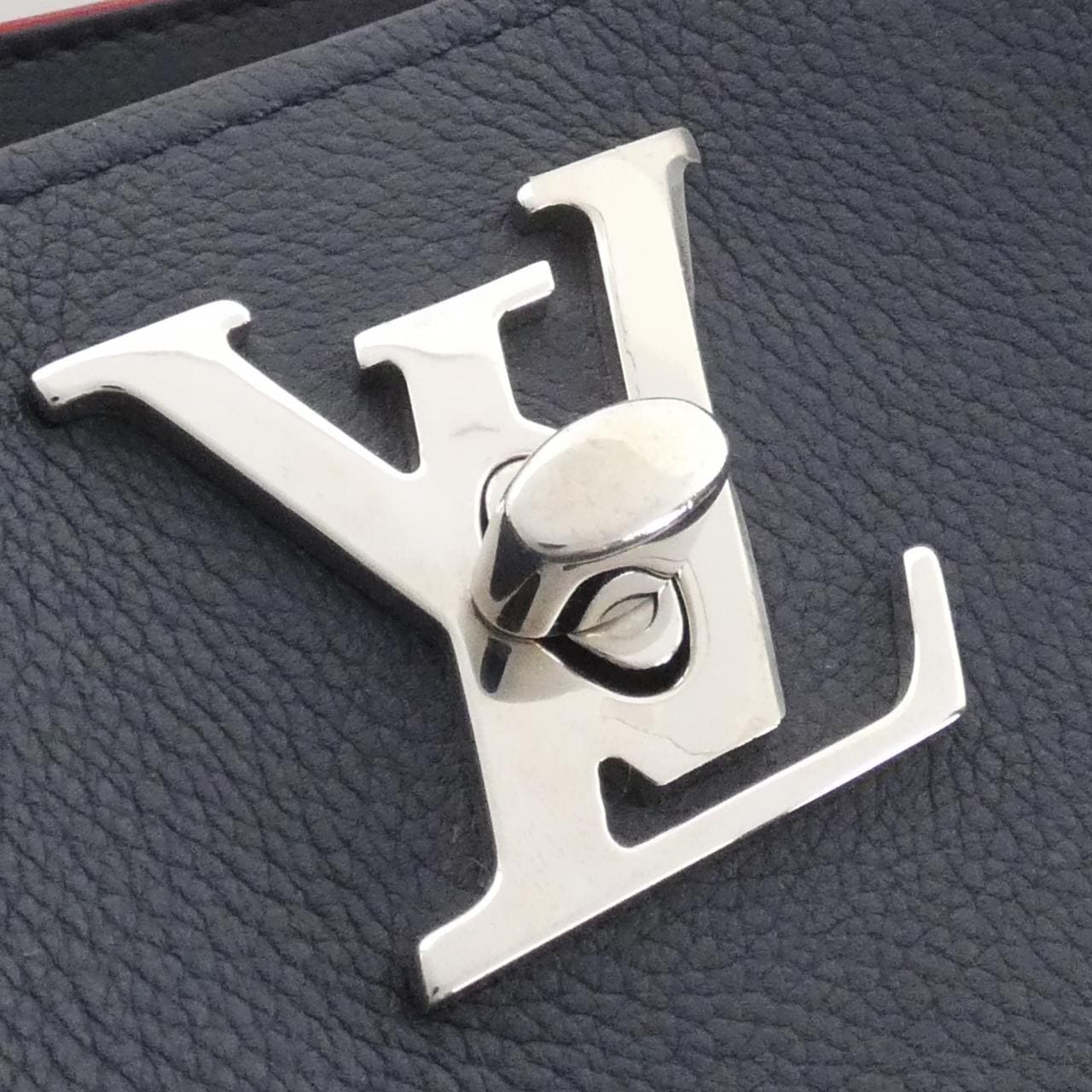 LOUIS VUITTON Lock Me 水桶包 M54681 单肩包
