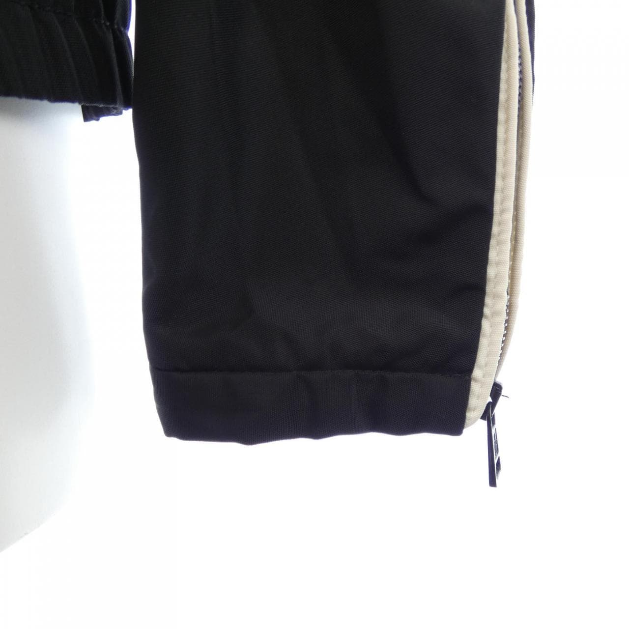 MONCLER MONCLER 40119/50 胸紅鞋