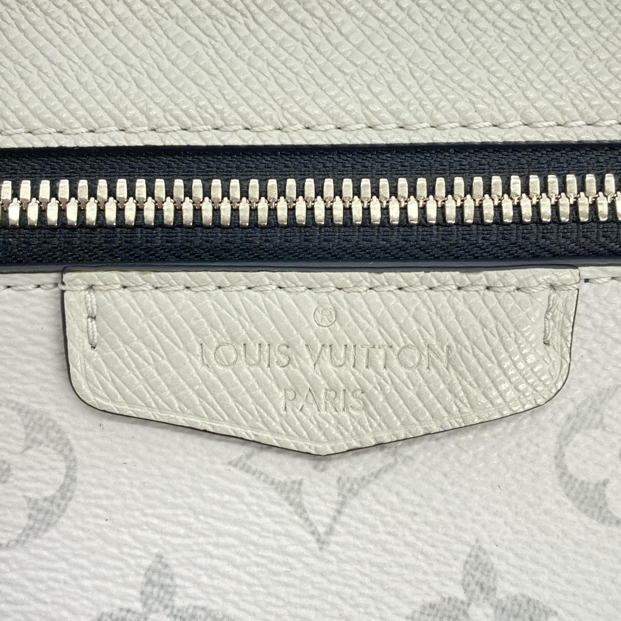 ルイヴィトン タイガ ラマ アウトドア メッセンジャー PM M30243 ショルダーバッグ