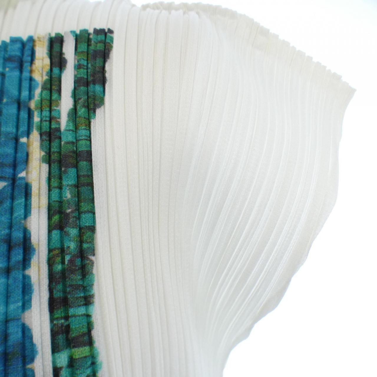 百褶PLEATS PLEASE上衣