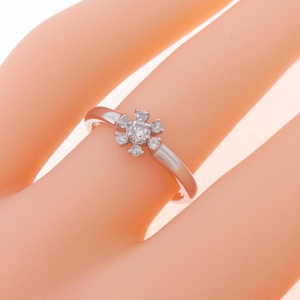 K18WG Flower Diamond Ring 0.2CT