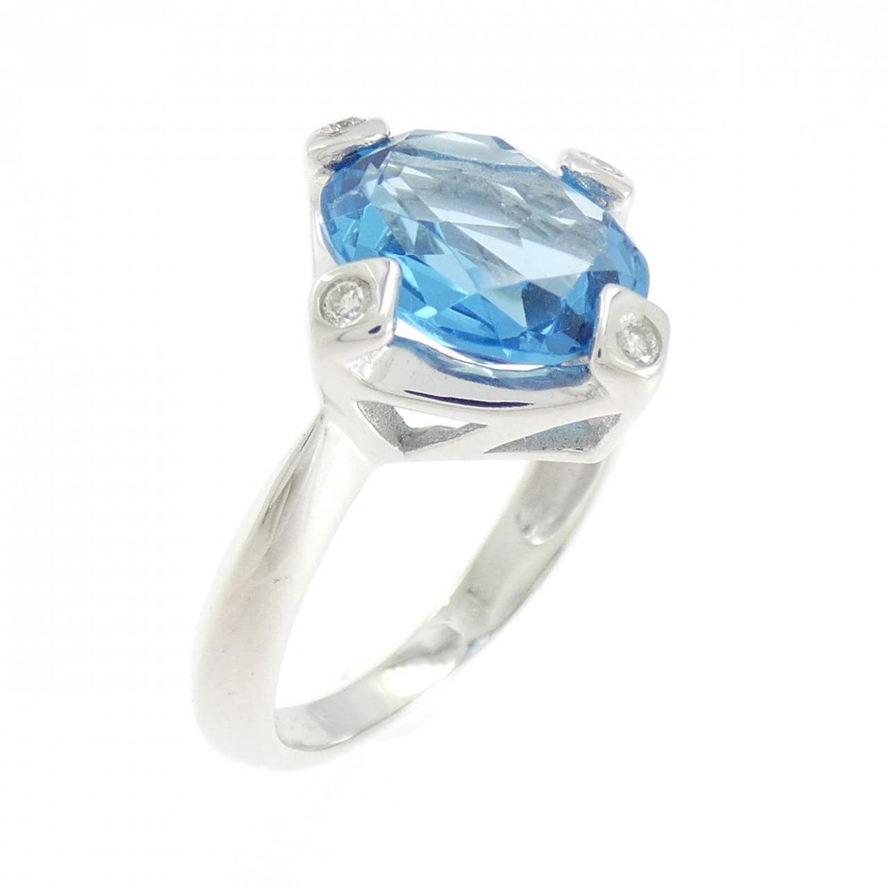 K18WG blue Topaz ring