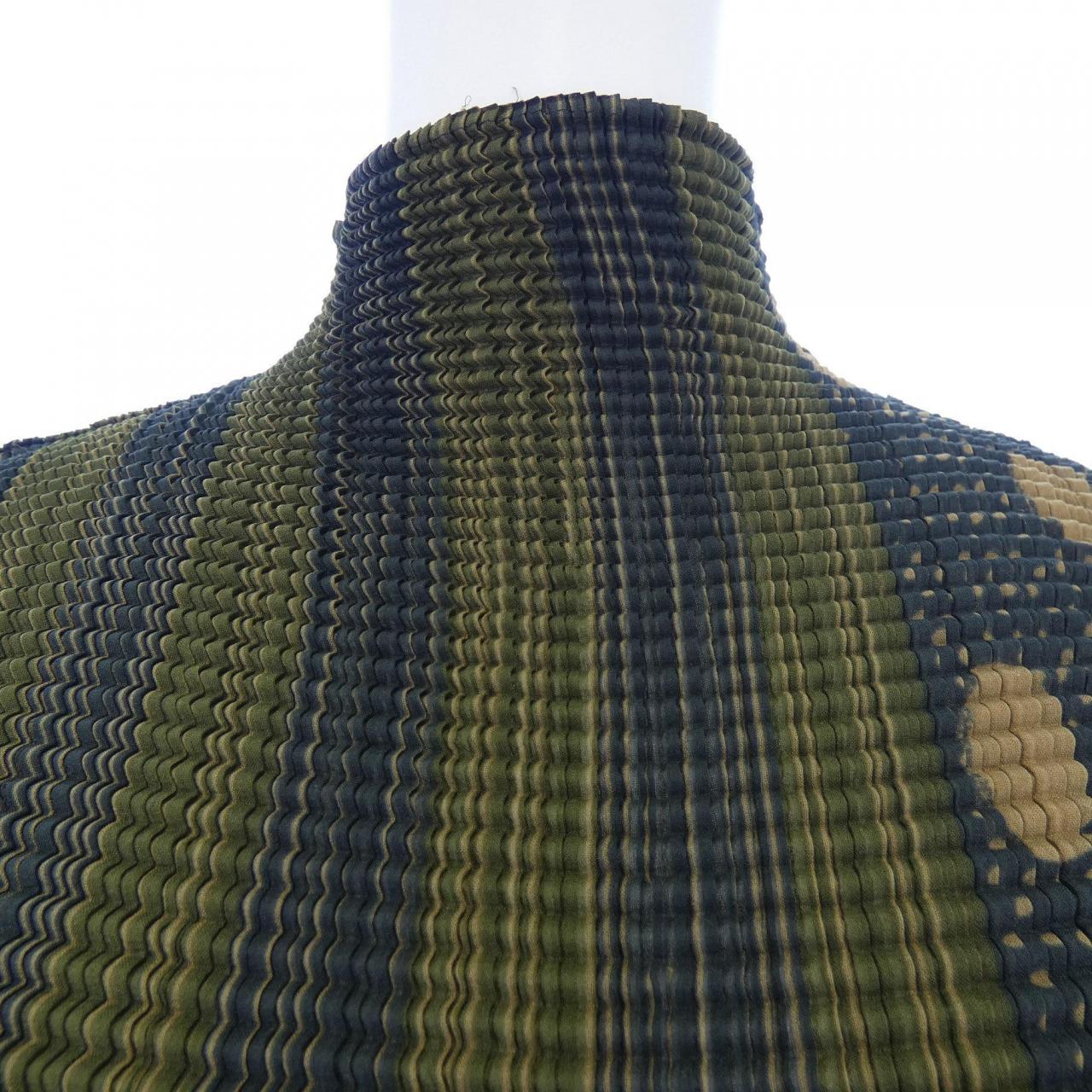 イッセイミヤケ ISSEY MIYAKE トップス