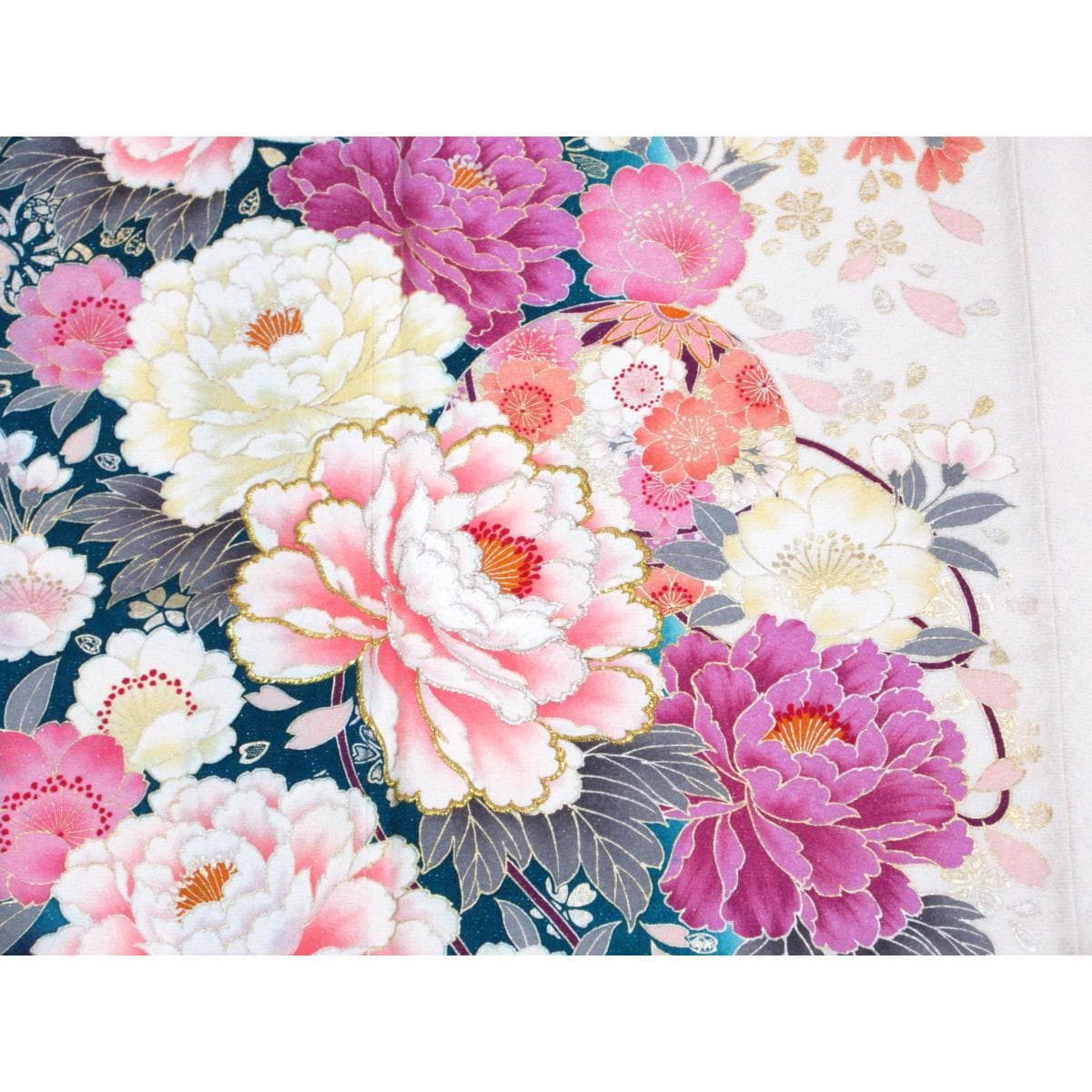 振袖　銀通しボカシ染　友禅金彩加工　刺繍入り
