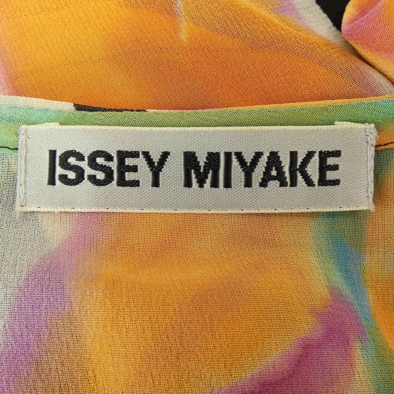 ISSEY MIYAKE Tops
