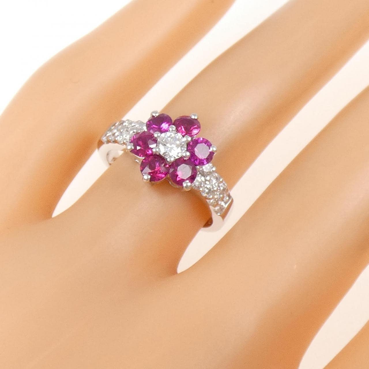 750WG フラワー ルビー リング 1.06CT