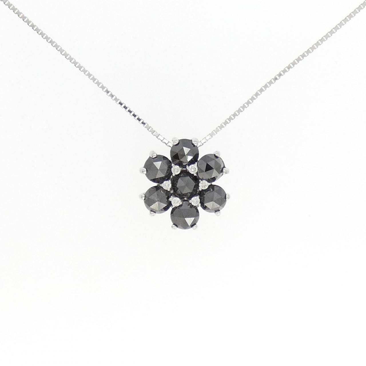K18WG フラワー ダイヤモンド ネックレス 1.64CT