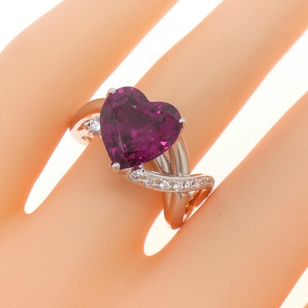 PT900 Heart Garnet Ring 4.41CT