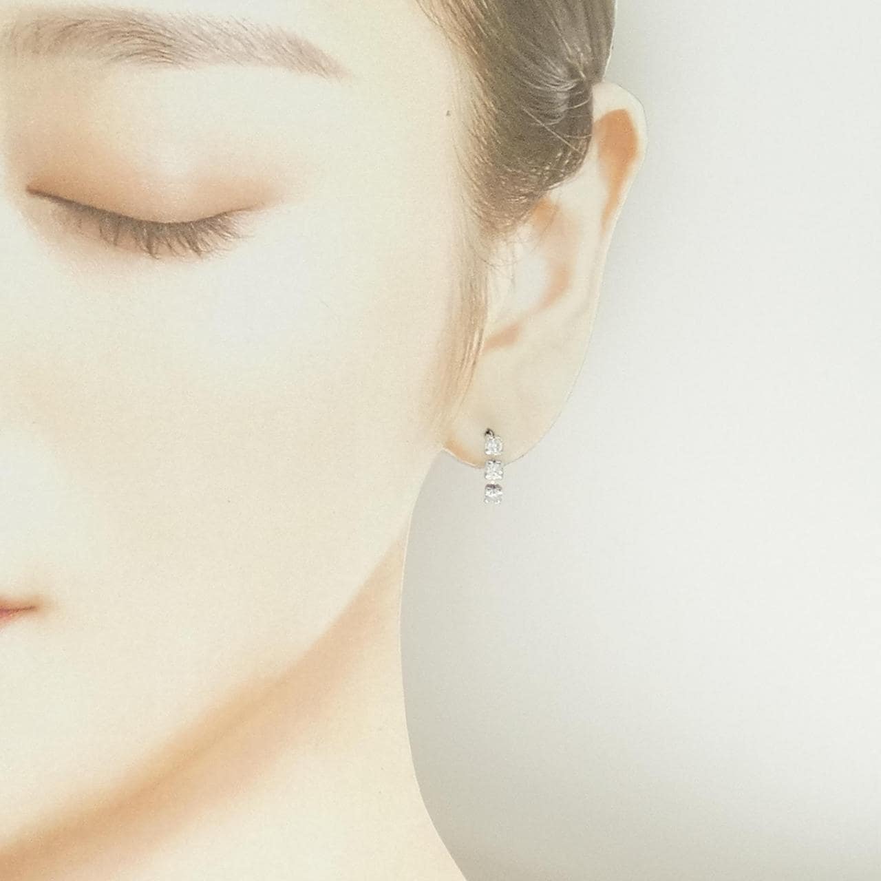 K18WG スリーストーン ダイヤモンド ピアス 0.60CT
