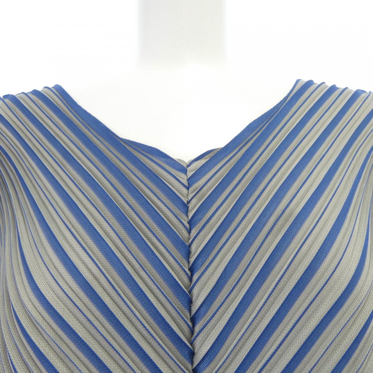 百褶PLEATS PLEASE上衣