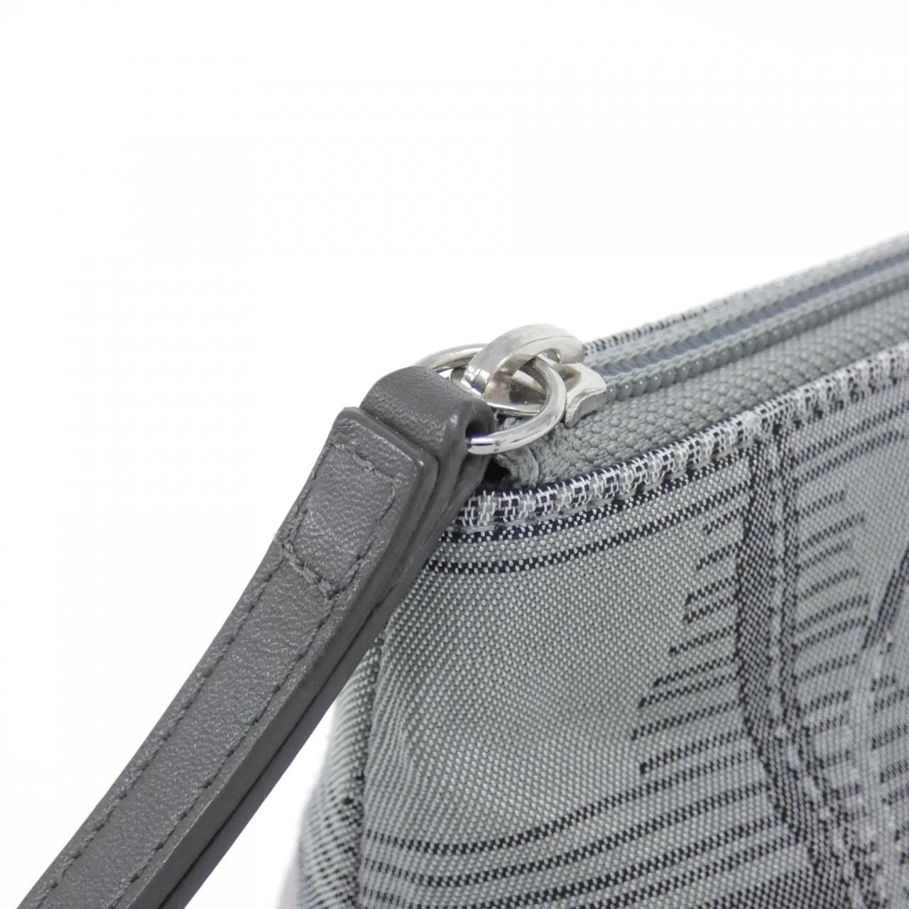 シャネル ニュートラベル ライン ポーチ