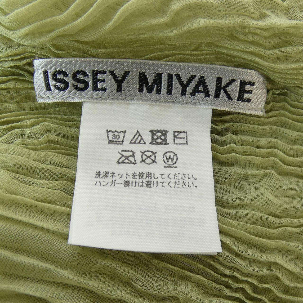 ISSEY MIYAKE Tops