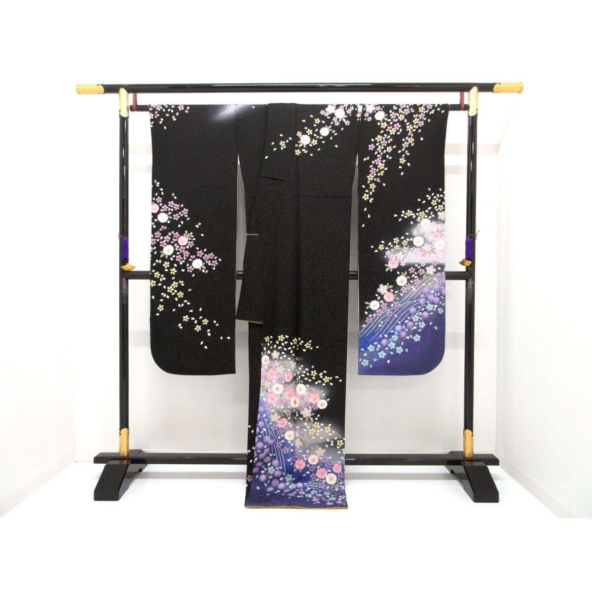 Kimono with gold thread and blurred dyeing, Yuzen gold leaf processing