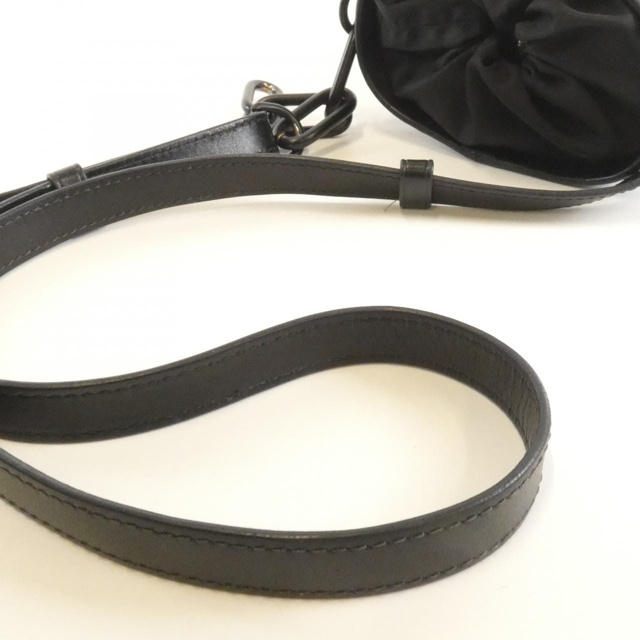 LOUIS VUITTON Monogram Shadow Chalk Nano 包 M44628 单肩包