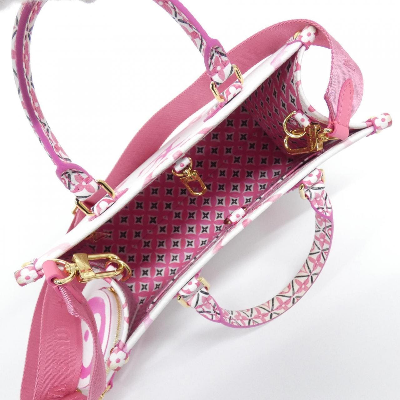 ルイヴィトン モノグラム フラワータイル(LVバイ ザ オンザゴー PM M22976 バッグ