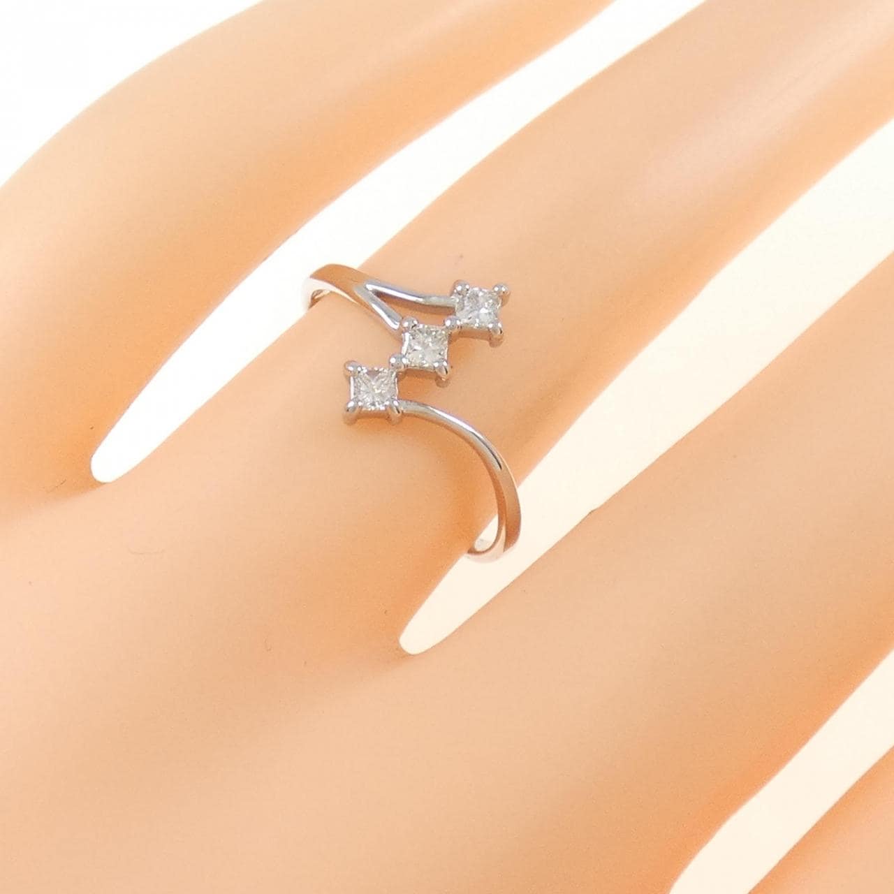 【新品】PT スリーストーン ダイヤモンド リング 0.20CT