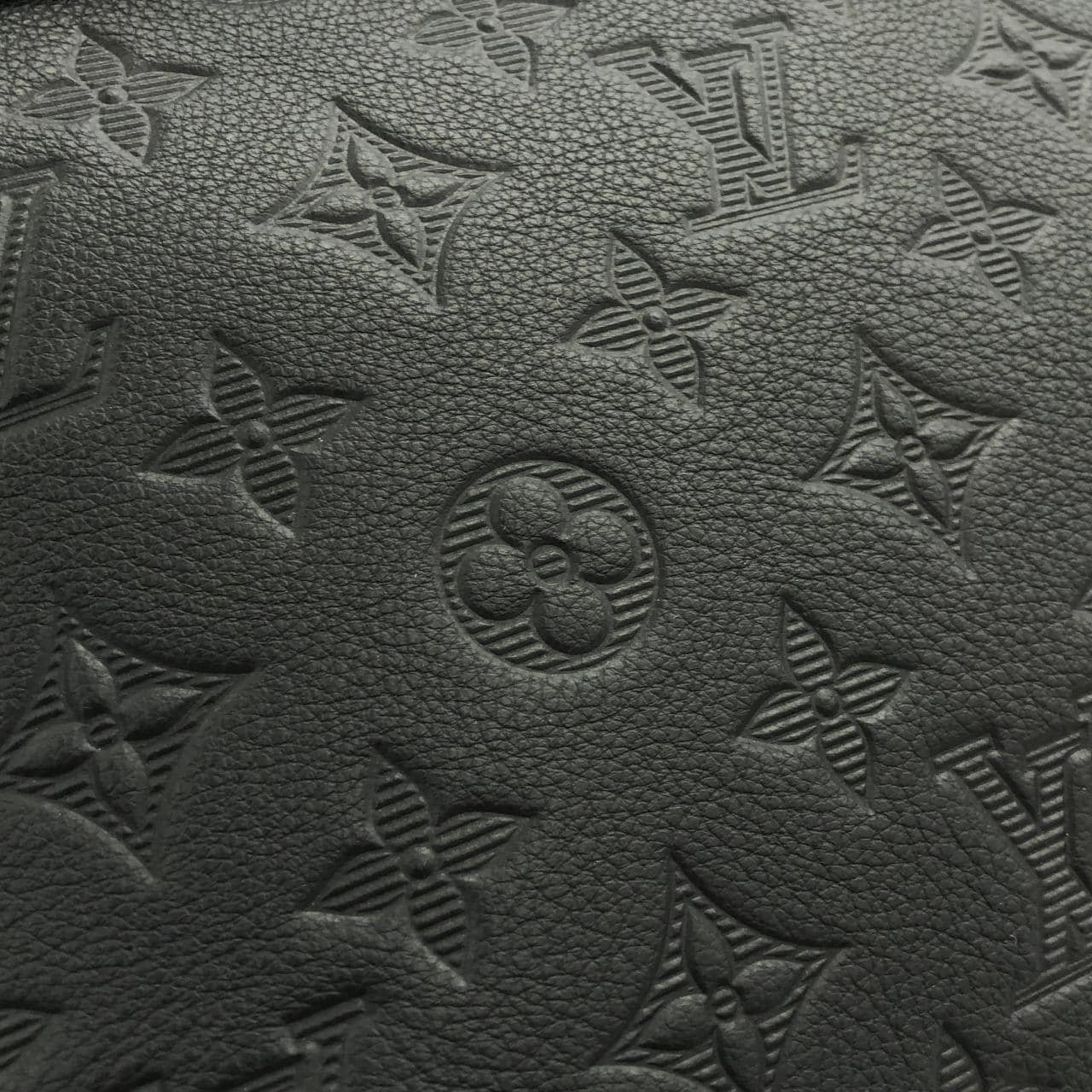 ルイヴィトン モノグラム シャドウ ポシェット ヴォワヤージュ スープル M82545 バッグ