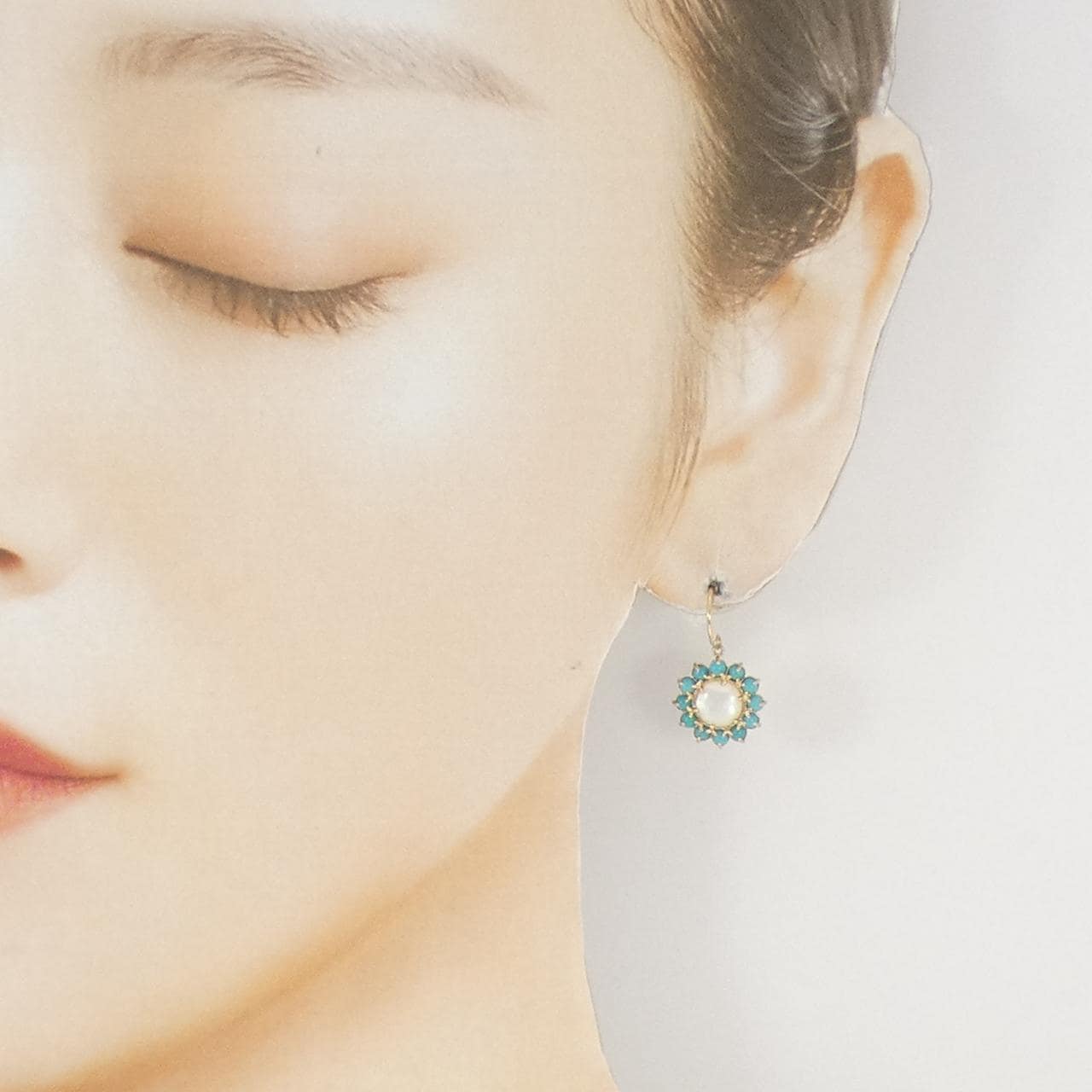 アーカー  マザーオブパール ピアス