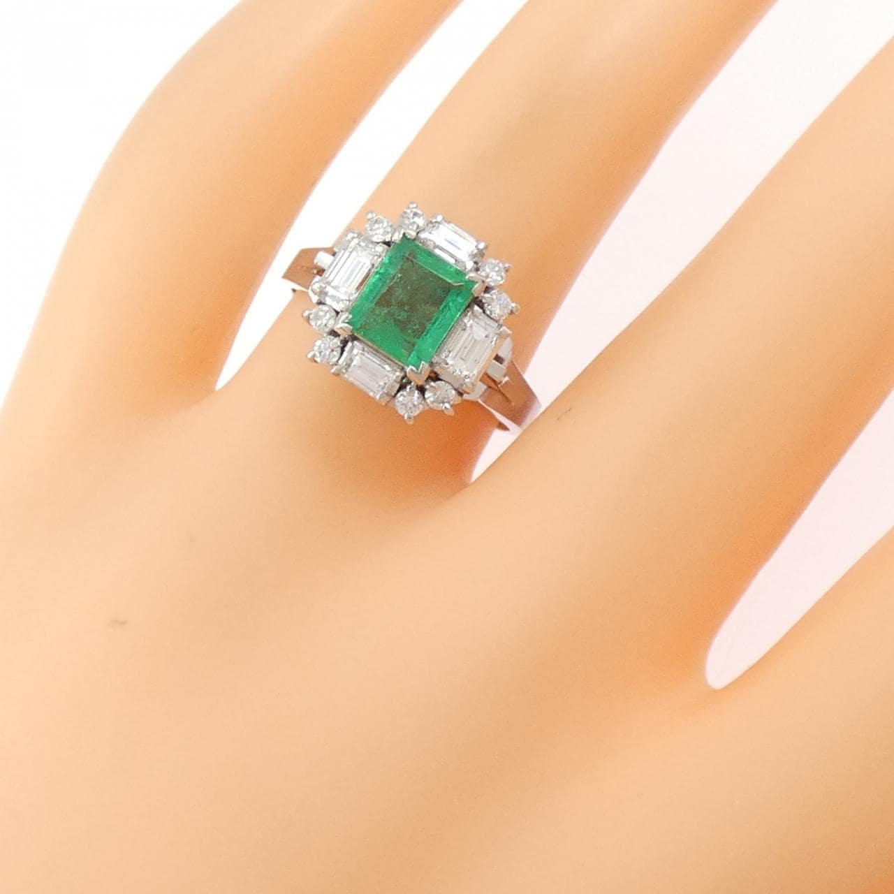 PT900 Emerald Ring 0.88CT
