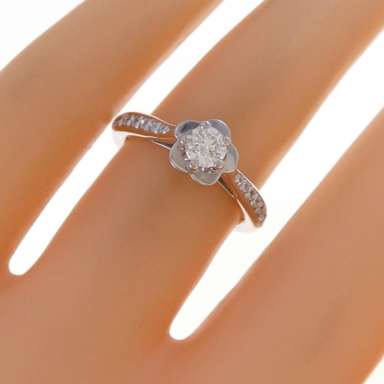 シャネル カメリア リング 0.25CT F VVS1 EXT