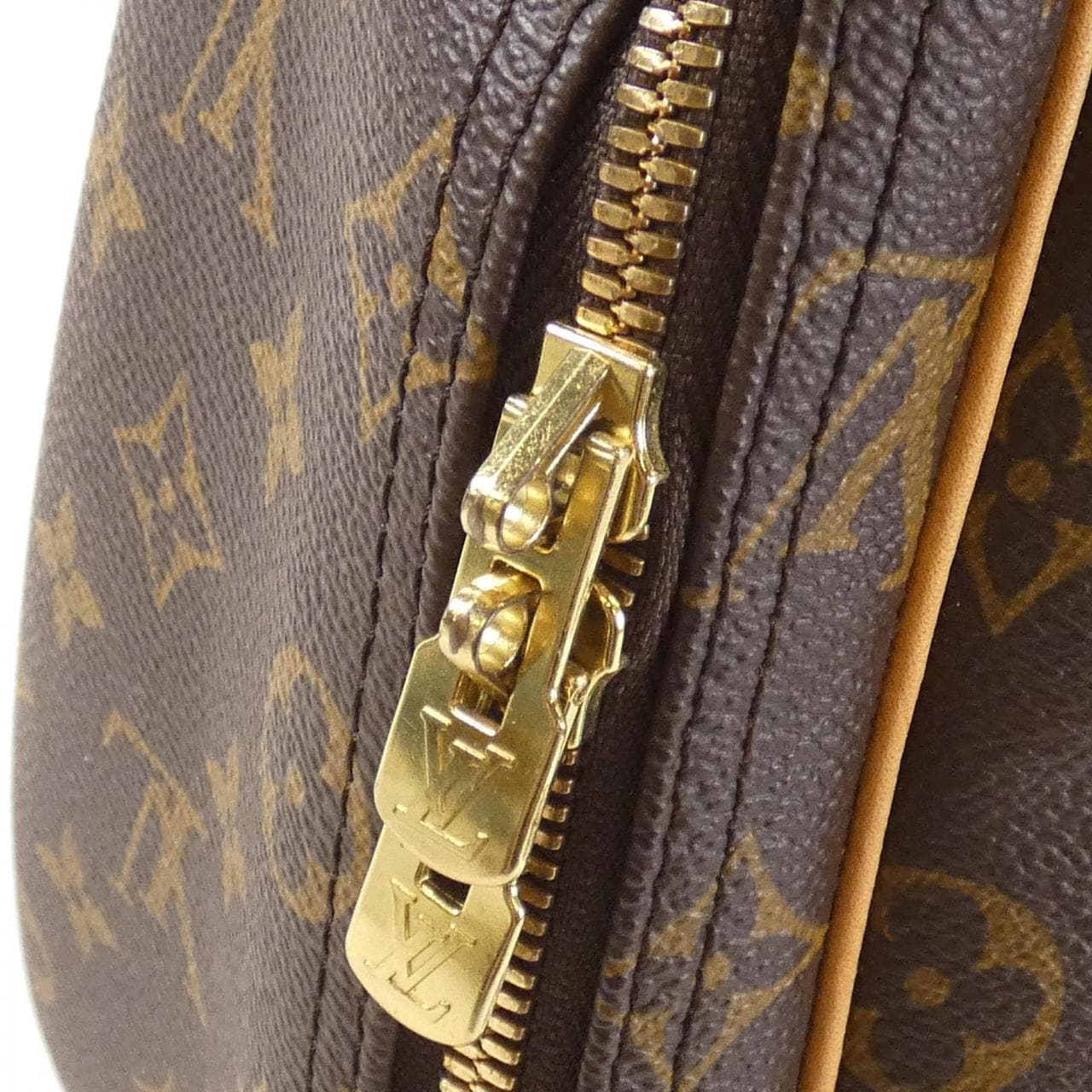 LOUIS VUITTON Monogram Excursion M41450 包