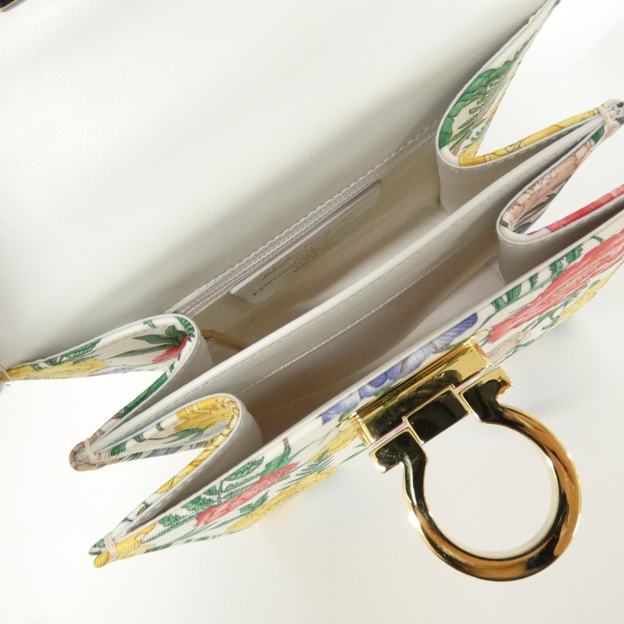 サルヴァトーレフェラガモ 21 G901 バッグ