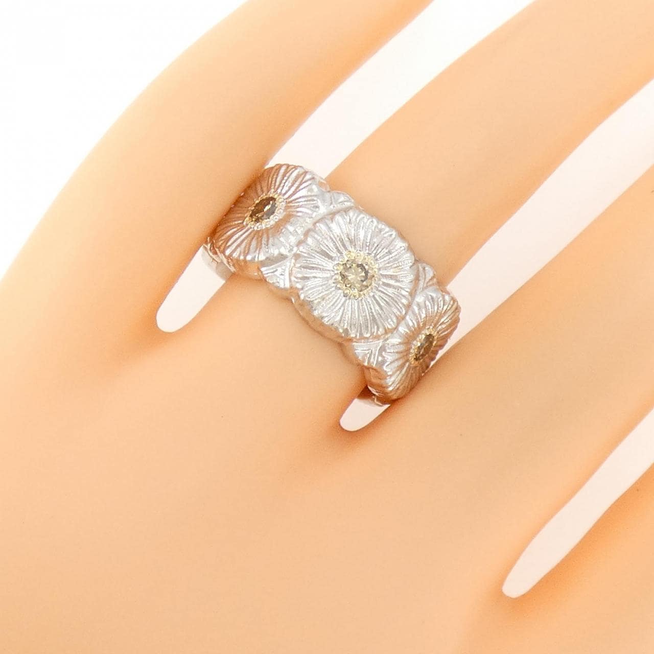 BUCCELLATI blossom ring