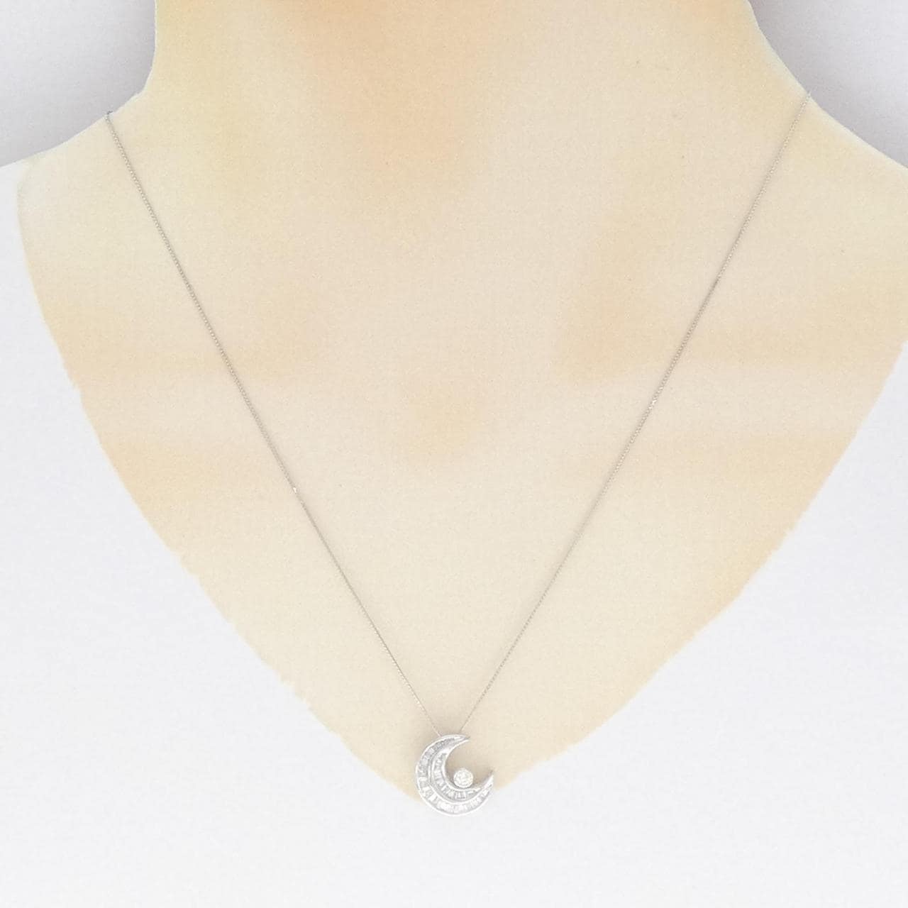 K18WG moon Diamond necklace