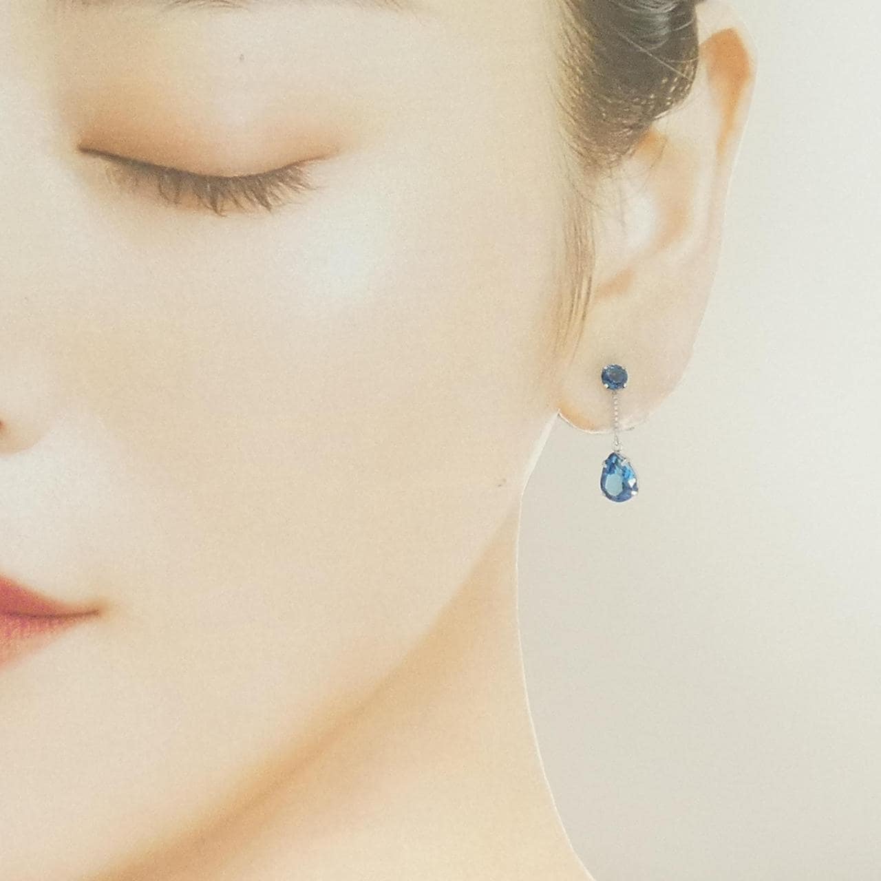 K18WG ブルートパーズ ピアス 2.80CT