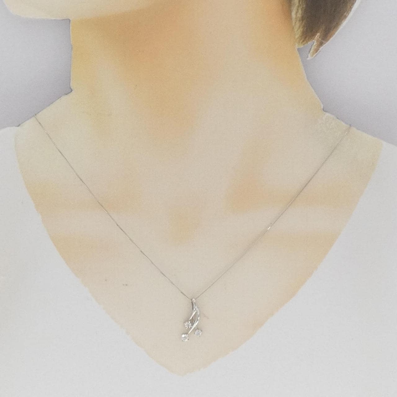 K10WG Diamond necklace