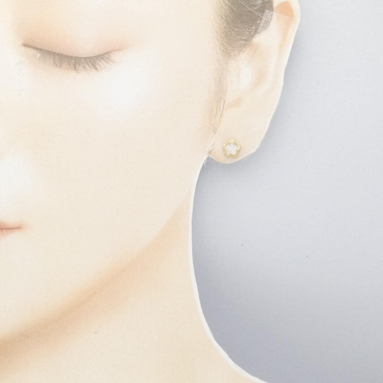 [BRAND NEW] 750YG Flower Mother of Pearl Earrings