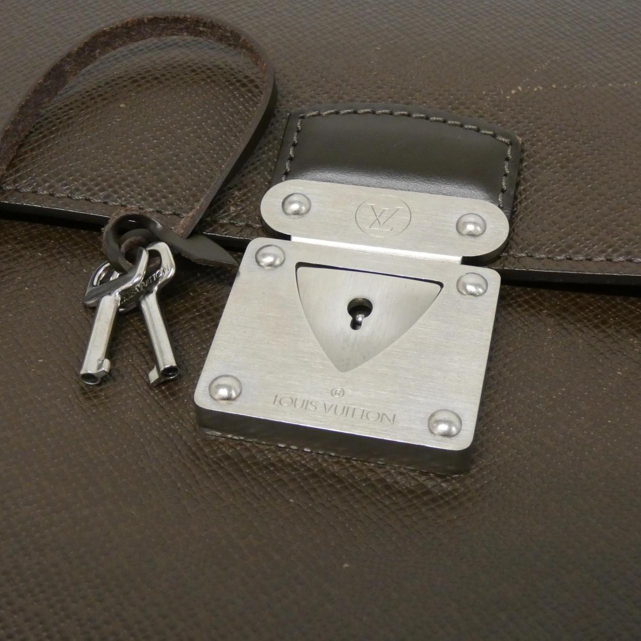 ルイヴィトン タイガ ロブスト 41-1 M31058 バッグ