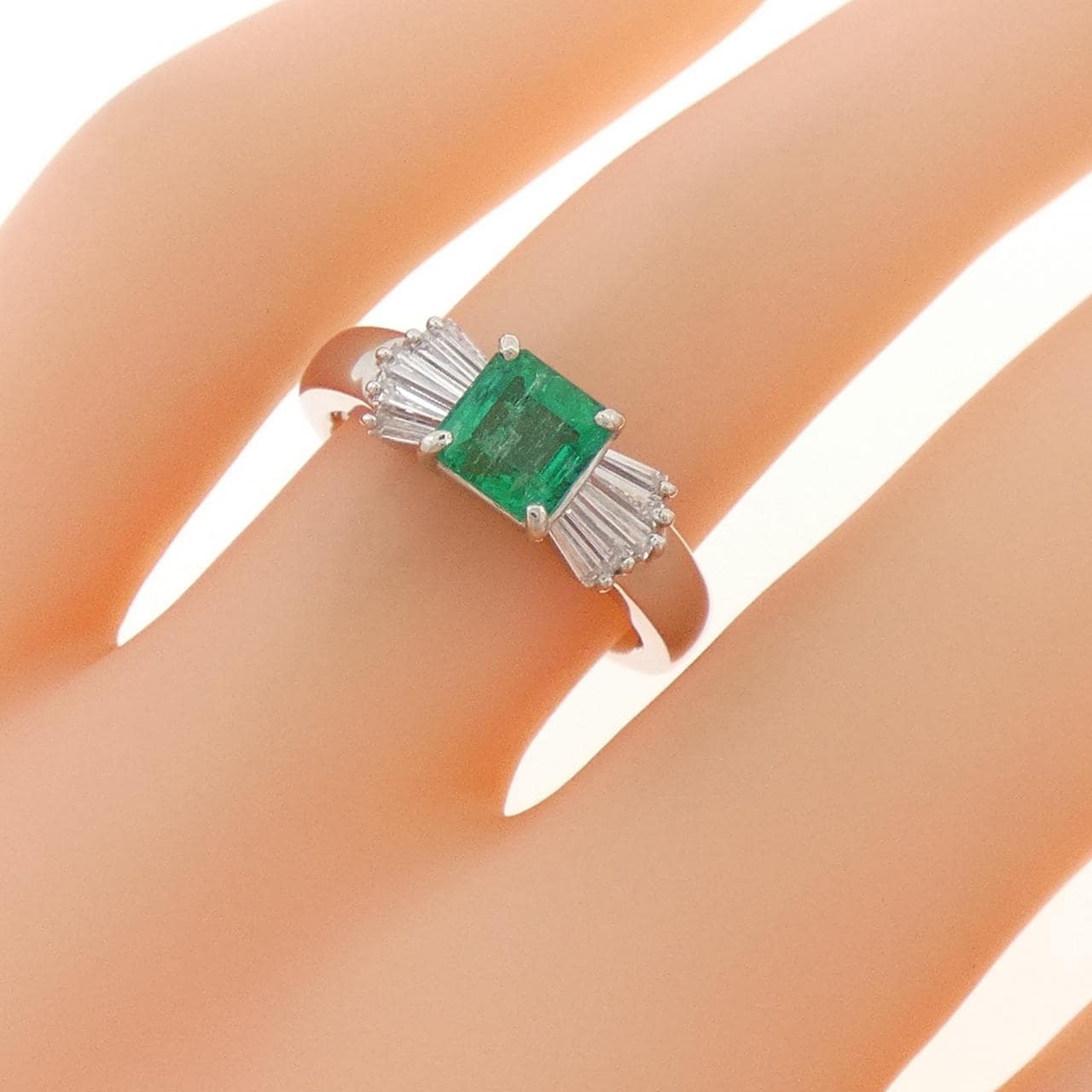 PT900 エメラルド リング 0.77CT