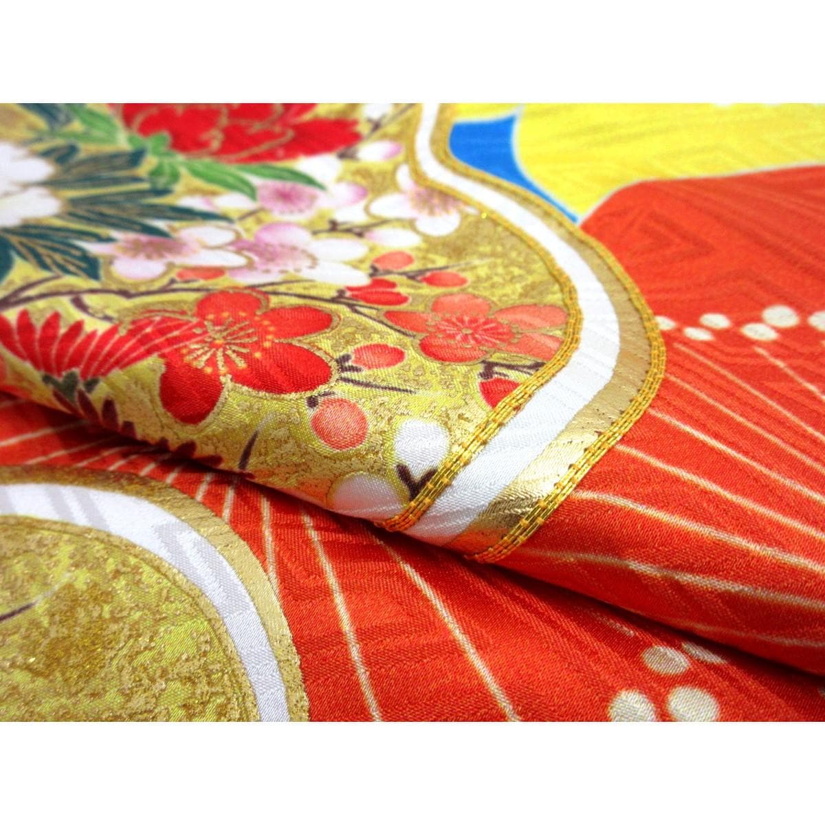 振袖　友禅金彩加工　刺繍入り