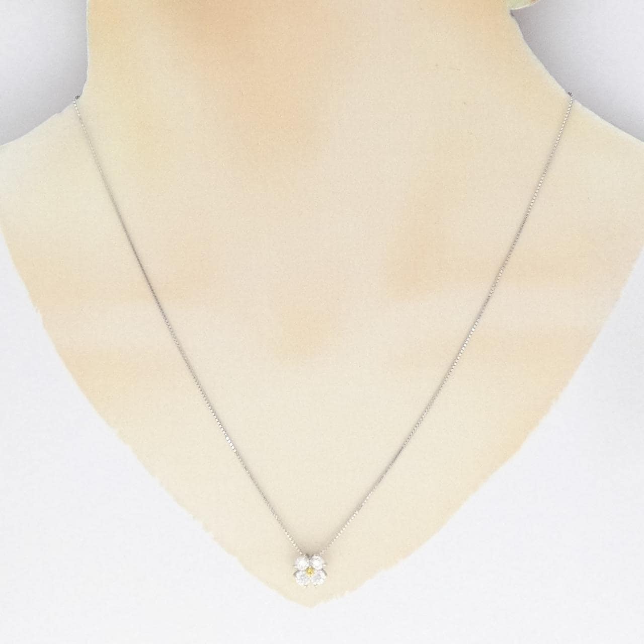 PT900/K18WG フラワー ダイヤモンド ネックレス 0.74CT