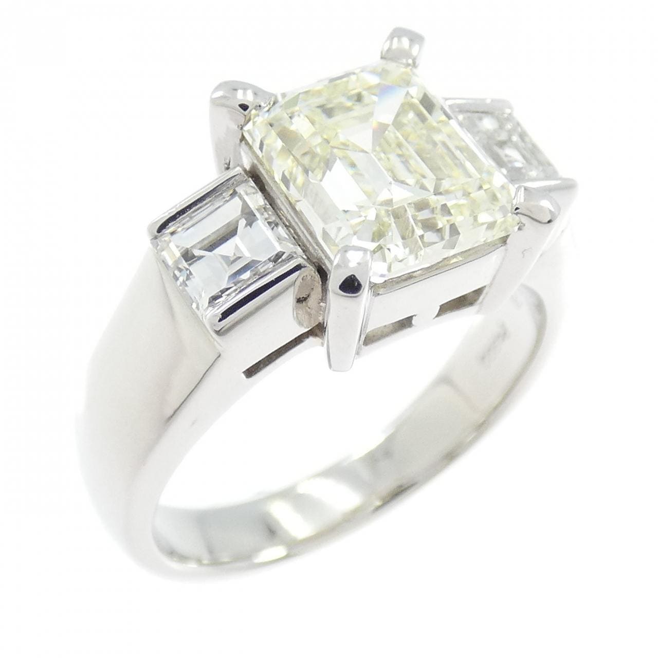 PT900 ダイヤモンド リング 2.238CT VLY VVS2 エメラルドカット