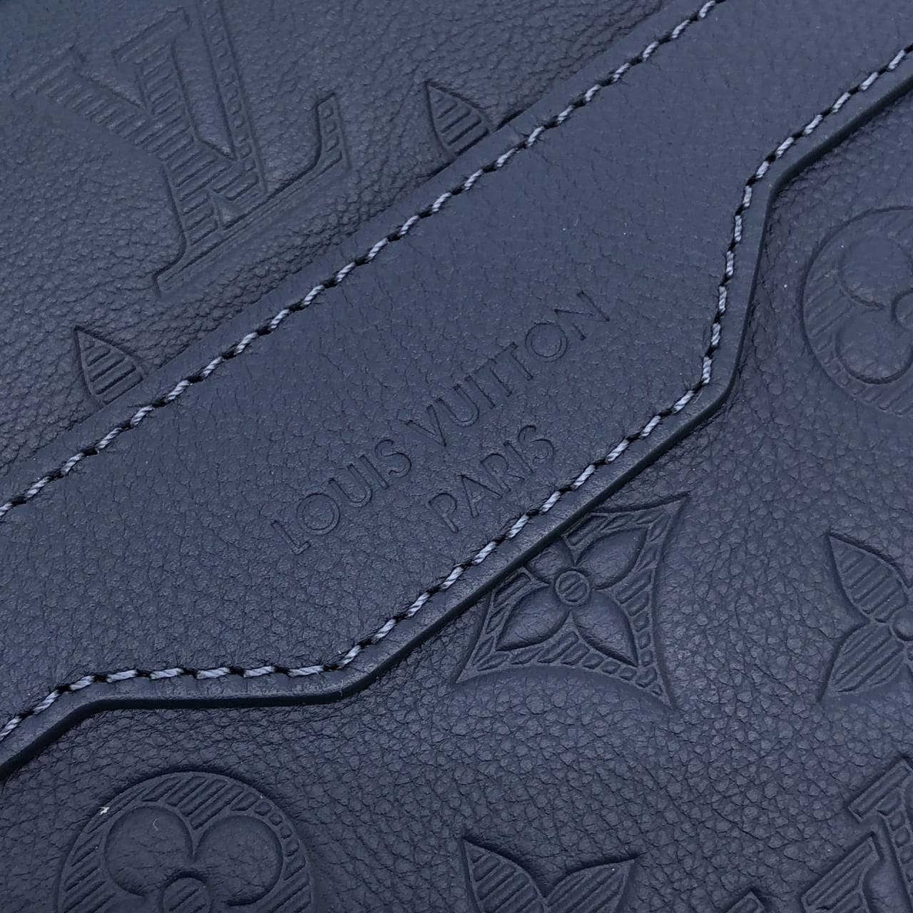 ルイヴィトン モノグラム シャドウ トリオ メッセンジャー M14785 ショルダーバッグ