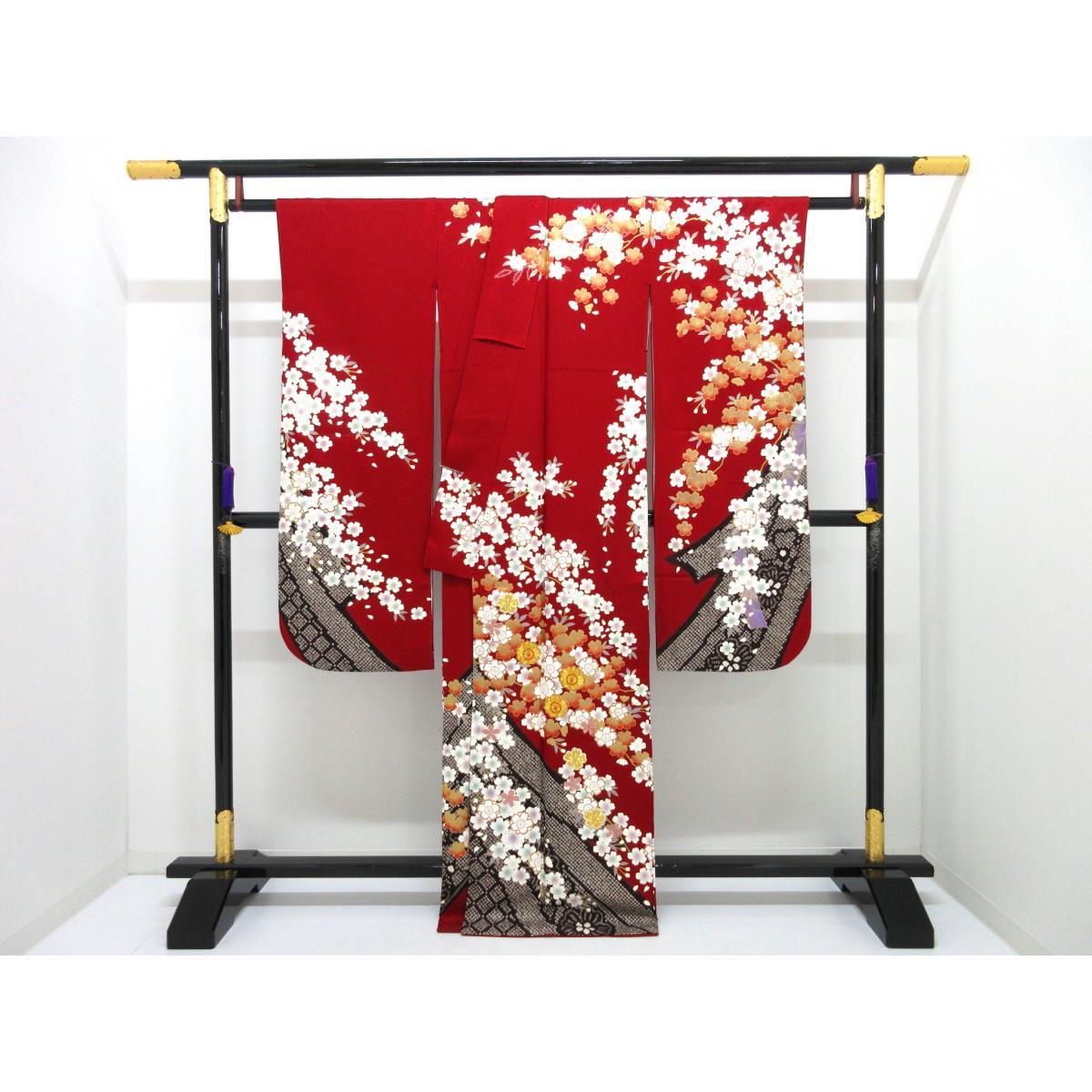 Long-sleeved kimono with gold leaf and embroidery