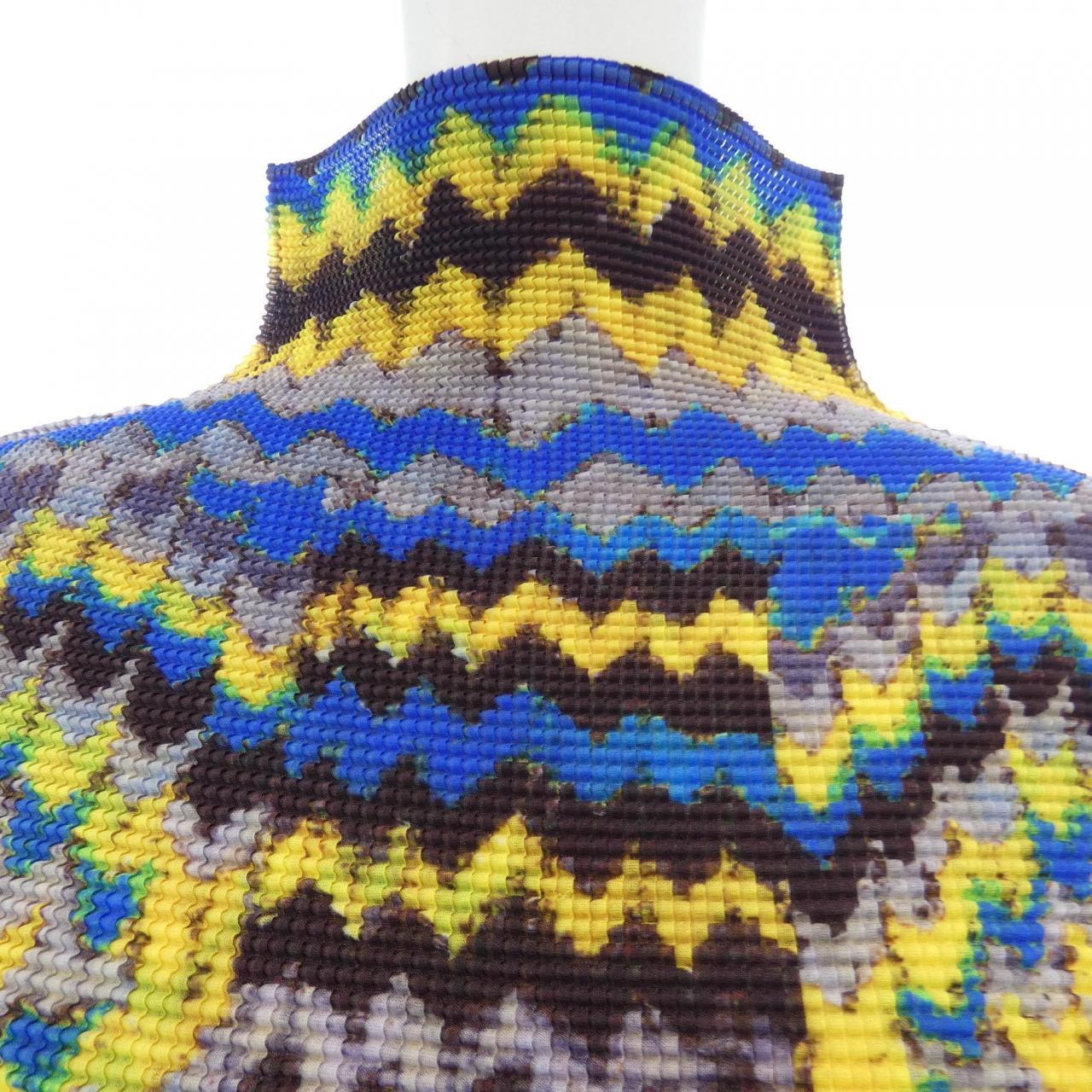 ミーイッセイミヤケ me ISSEY MIYAKE トップス