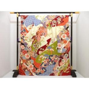 振袖　友禅金彩加工　刺繍入り