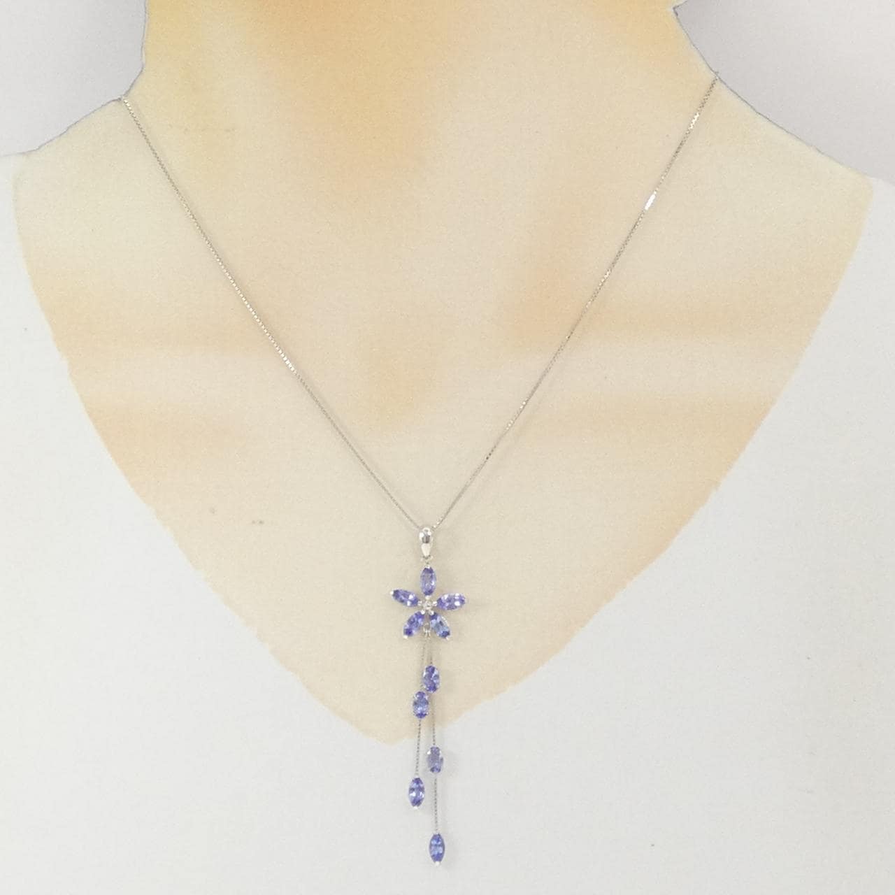 K18WG フラワー タンザナイト ネックレス 2.10CT