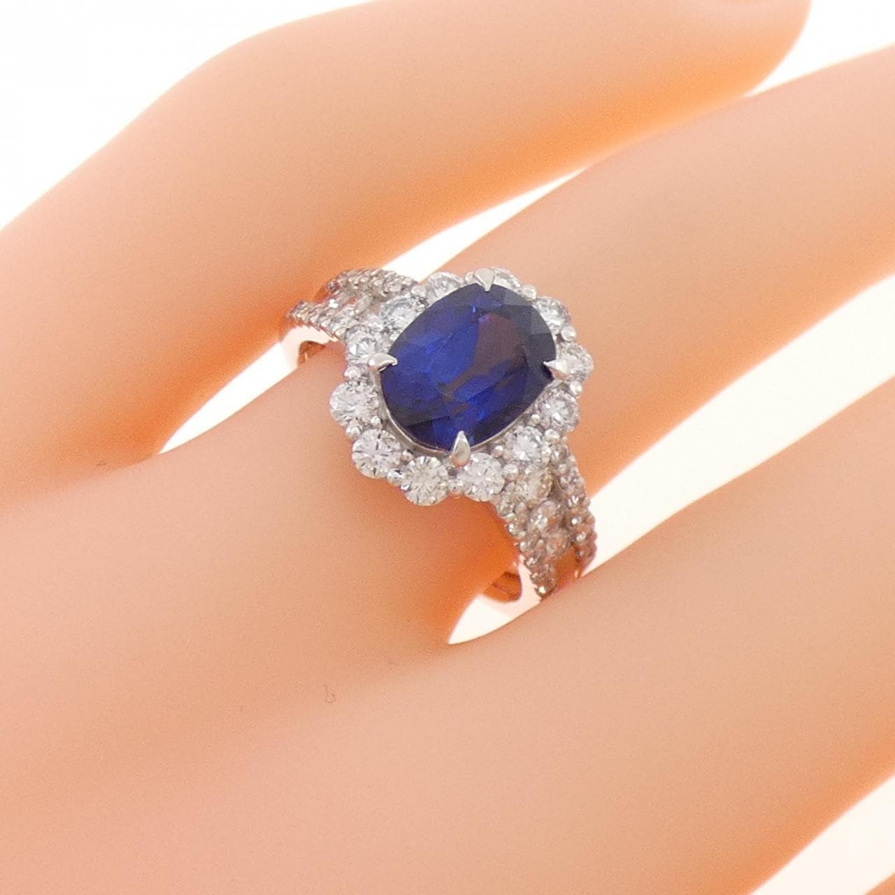 PT900 Sapphire Ring 2.38CT