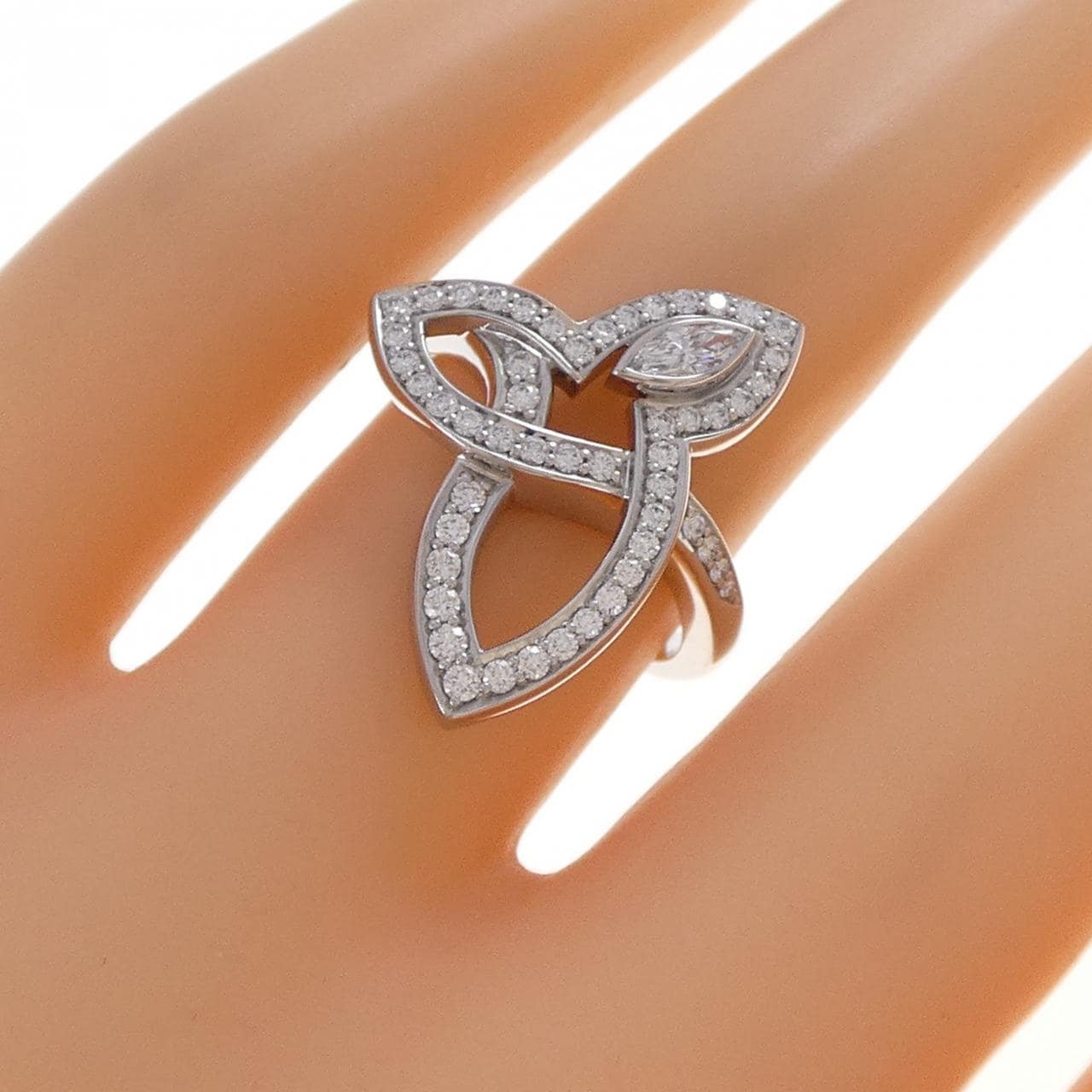 ハリーウィンストン リリークラスター リング